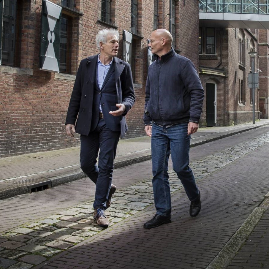 Twee mannen buiten wandelend in gesprek