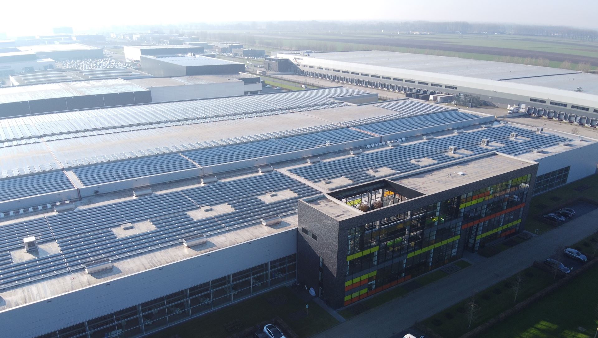 Rijen met zonnepanelen op de fabriek van Naber Plastics