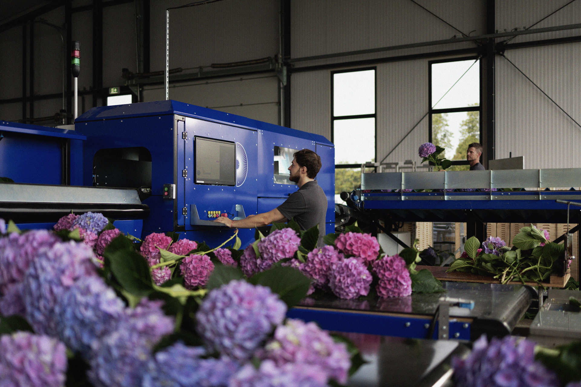 Man bij bloemenmachine