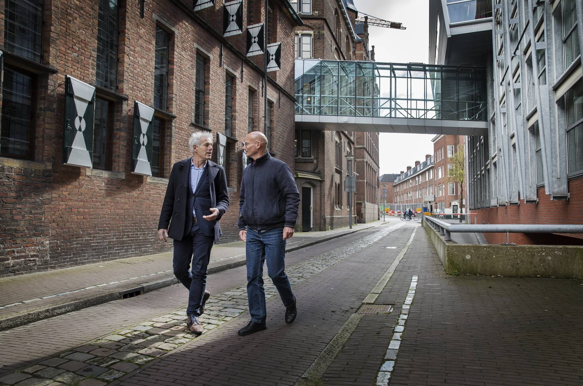 Twee mannen buiten wandelend in gesprek