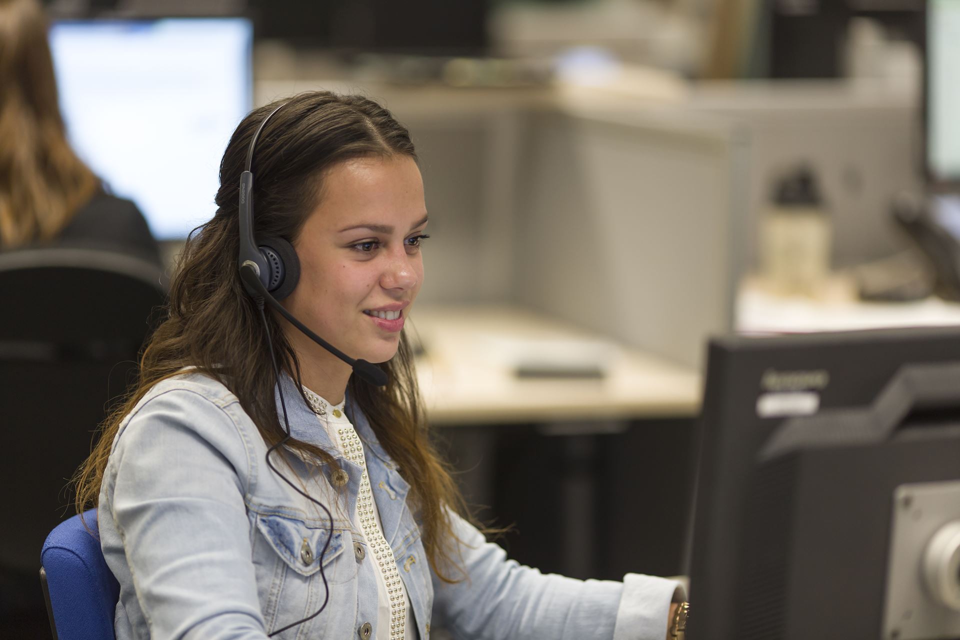 vrouw aan telefoon in callcentrum Enexis